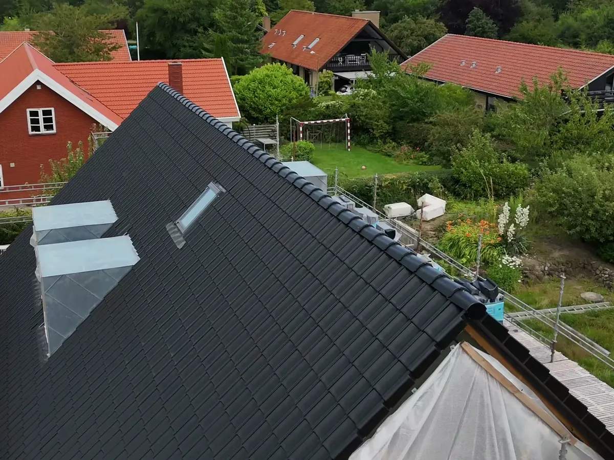 Nyt tegltag med nye ovenlysvinduer set hen over tagryggen, Kronbyg Entreprise