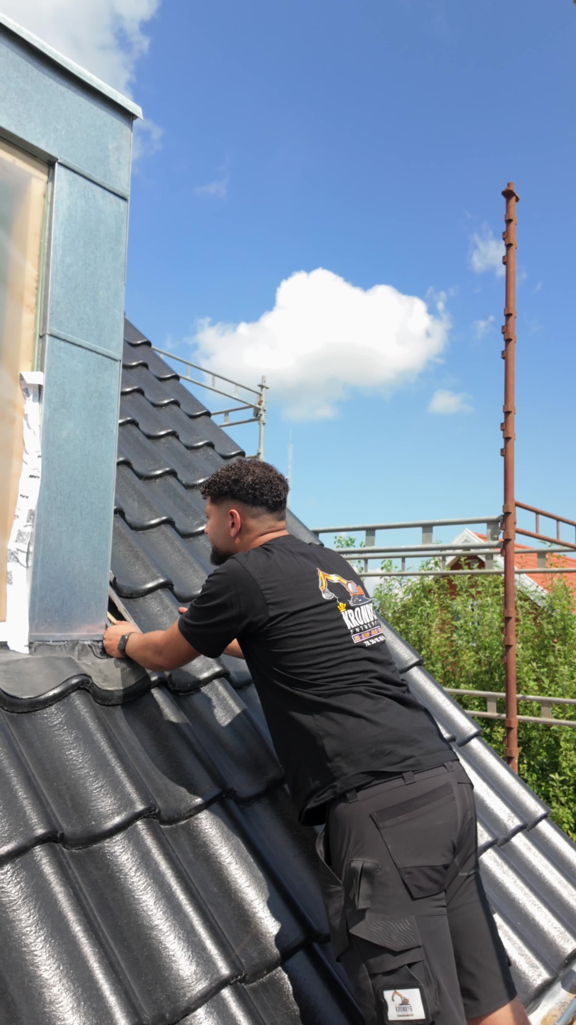 Tag under renovering — tømrer ved arbejde